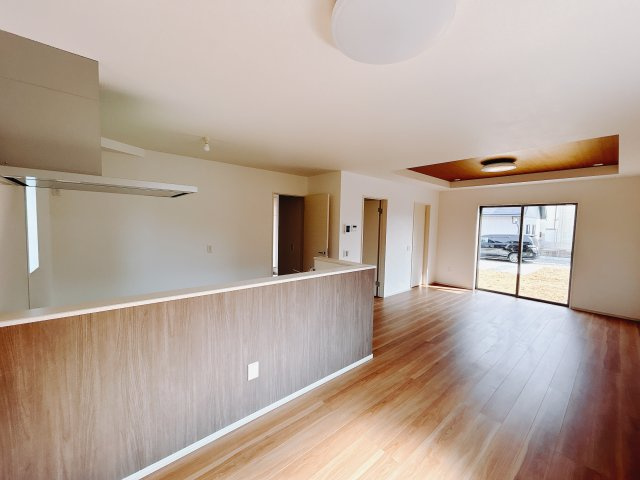 【新築戸建】北群馬郡吉岡町9期の居間・リビング|ポカポカ日向ぼっこをしながらお昼寝をするのもいいですね♪明るいリビングに気分も晴れやかに♪