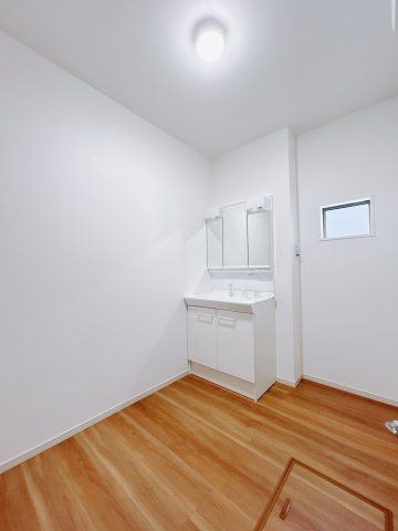 【新築戸建】北群馬郡吉岡町9期の独立洗面台|通常より広いタイプの洗面所になっています。のびのびと使える洗面所には寒い冬にストーブをおいても邪魔になりません♪