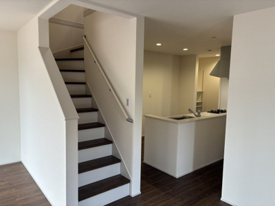 【居間・リビング】 | 大津市錦織1丁目7付近　新築戸建 | 2025年12月撮影、リビング階段