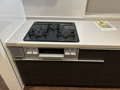 【キッチン】 | 大津市錦織1丁目7付近　新築戸建 | 2025年12月撮影、3口ガスコンロ