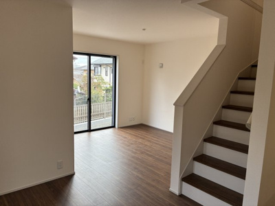 【居間・リビング】 | 大津市錦織1丁目7付近　新築戸建 | 2025年12月撮影、リビング階段