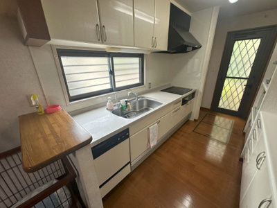 【キッチン】 | 諏訪野町戸建 | 窓と勝手口がついて明るいキッチン