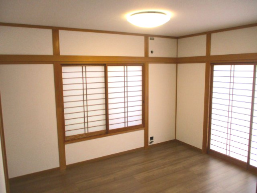 西区池田2丁目の洋室|約7.5帖の和室は、畳をフローリングに貼替え[和]の雰囲気を残した洋室へと変わりました。壁・天井のクロス張り替え、シーリング照明の交換をしてます。