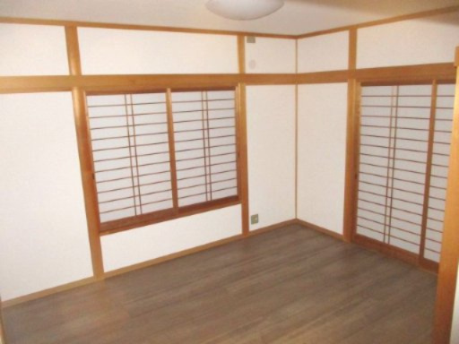 池田2丁目の洋室|約7.5帖の和室は、畳をフローリングに貼替え[和]の雰囲気を残した洋室へと変わりました。壁・天井のクロス張り替え、シーリング照明の交換をしてます。