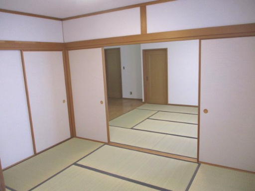 西区池田2丁目の和室|8帖ある和室は畳の表替えクロス張り替えを行いました、ロ－ソファ－を置いた開放的なリビングとしてくつろぎませんか。