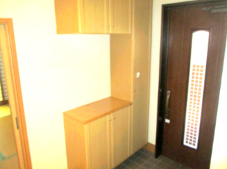 西区池田2丁目の内装|玄関ホールにはコの字型シューズBOXがあります、壁・天井のクロス張り替え、ダウンライト照明の交換しました。