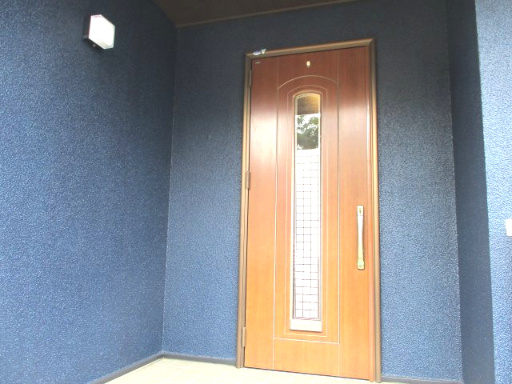 西区池田2丁目のその他共用部分|落ち着きのある玄関はカギの交換を行い、ポーチ灯は人感センサ－付に新しく交換しました。