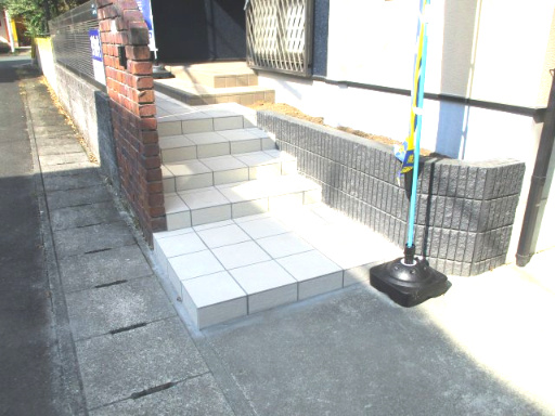 西区池田2丁目の玄関|玄関回りのポーチタイルを新しく貼り替え、明るい玄関になりました。