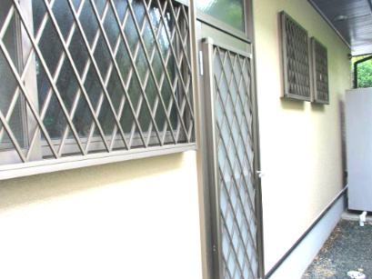 西区池田2丁目のその他|断熱性に優れたペアガラスの窓には面格子があります（勝手口・トイレ・脱衣場・キッチン）