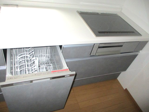 池田2丁目のキッチン|システムキッチンには食洗機、IHクッキングヒーターが付いてます。