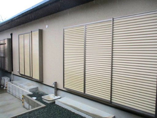 池田2丁目の外観|【防犯】断熱性に優れたペアガラスのサッシ窓にはロック機能付の雨戸（全6箇所）があります。