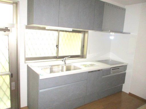 池田2丁目のキッチン|キッチンはクリナップ社製ラクエラシリーズのシステムキッチンを新設しました、お掃除がしやすい人工大理石調IHキッチン、吊戸付ですので収納力がアップします。