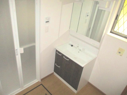 西区池田2丁目のその他|脱衣室にはクリナップ社製75㎝幅、引出し収納タイプ、3面鏡洗面台を新設しました、蛇口は伸縮タイプのシャワ－切り替え可能になってます。