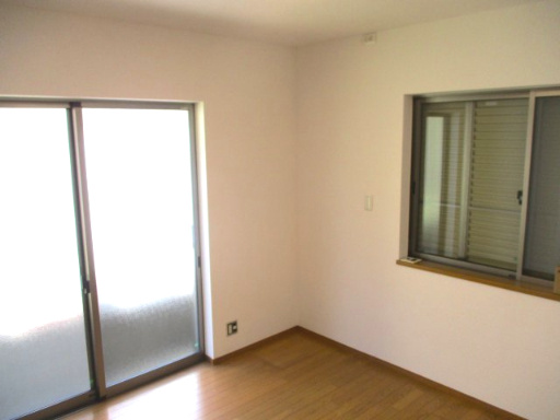 西区池田2丁目の洋室|約6帖の洋室は天井のクロス張り替え、シーリング照明の交換を行いました。