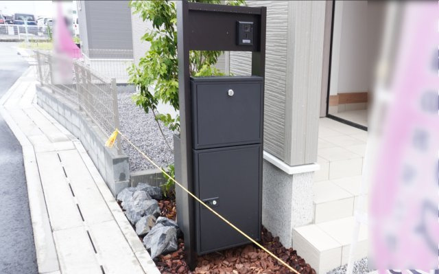草加市苗塚町 未入居戸建 全16棟 8号棟のその他|宅配BOX付きインターホン