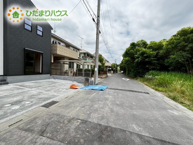 熊谷市末広第4　新築一戸建て　リーブルガーデン　03の前面道路含む現地写真|前面道路幅6ｍ！
車の出し入れもスムーズにできます☆