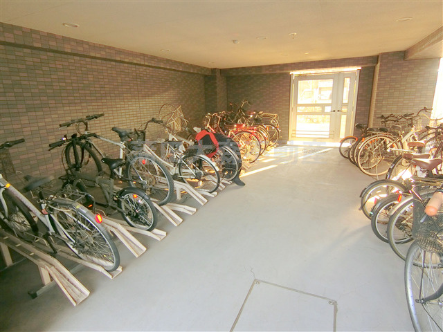 ルーブル羽田西のその他共用部分|屋根付きラック式の無料駐輪場！