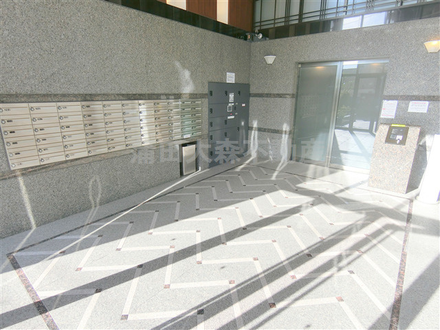 ルーブル羽田西のエントランス|防犯カメラTVモニター付オートロック宅配BOXメールBOX管理人室　エントランス