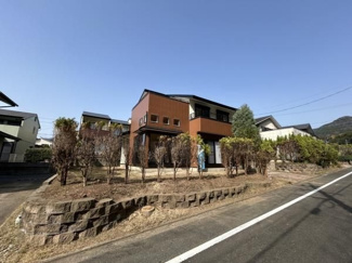 【外観】 | 2台分の駐車スペースがあります。お庭より奥に家があるので道路側からの視線が気になりにくいです