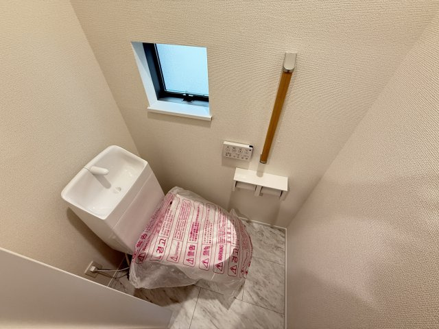堀上緑町１丁　新築一戸建のトイレ