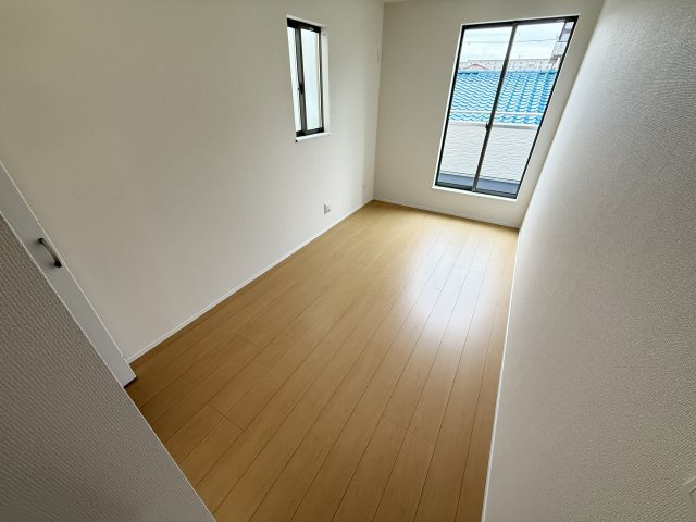 堀上緑町１丁　新築一戸建の洋室