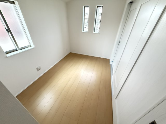 堀上緑町１丁　新築一戸建の洋室