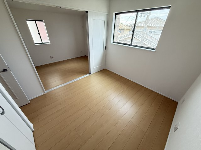 堀上緑町１丁　新築一戸建の洋室