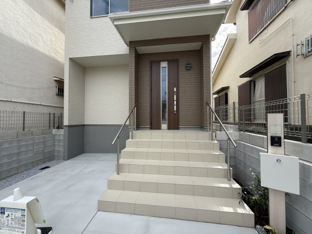 堀上緑町１丁　新築一戸建のエントランス