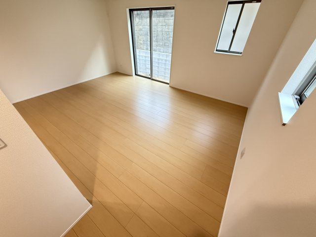 堀上緑町１丁　新築一戸建の居間・リビング
