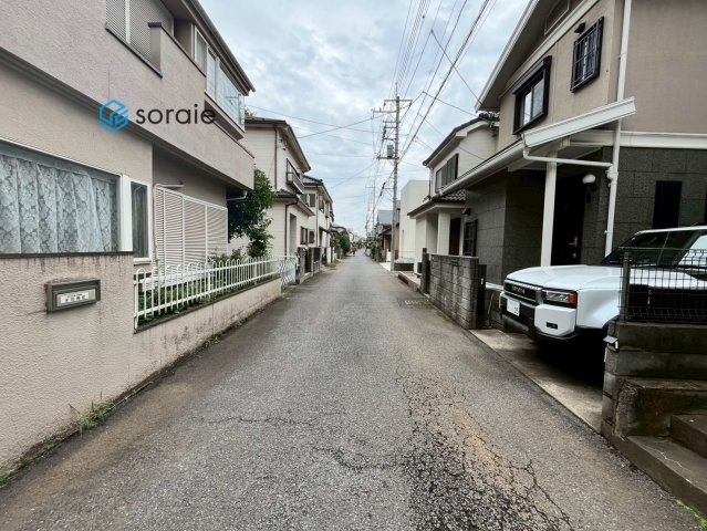 狭山市大字水野　中古戸建ての前面道路含む現地写真