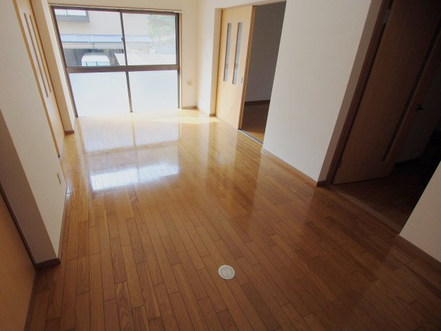 シャトル緑井の居間・リビング