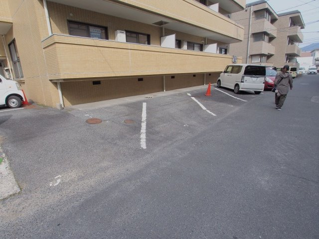 シャトル緑井の駐車場