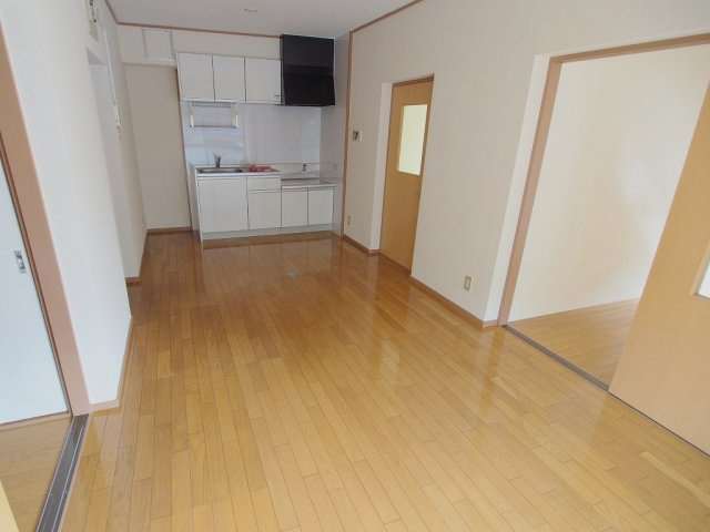 シャトル緑井の居間・リビング