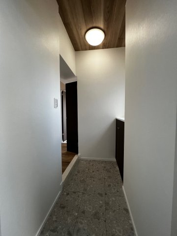 ニューライフ久留米2　401の玄関|明り取りがある明るい玄関