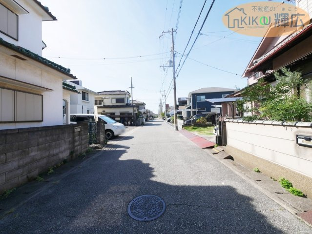 加古川市別府町新野辺北町8丁目　中古戸建の前面道路含む現地写真