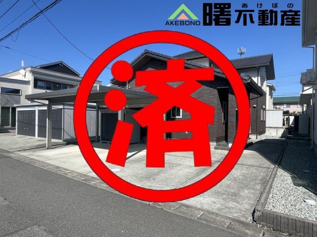 東根市中央4丁目　中古住宅の外観|スタイリッシュな外観、タイル張りの外壁とかわら屋根でメンテナンスコストも削減できます。駐車場は全面土間コン合計４台並列駐車可能です。