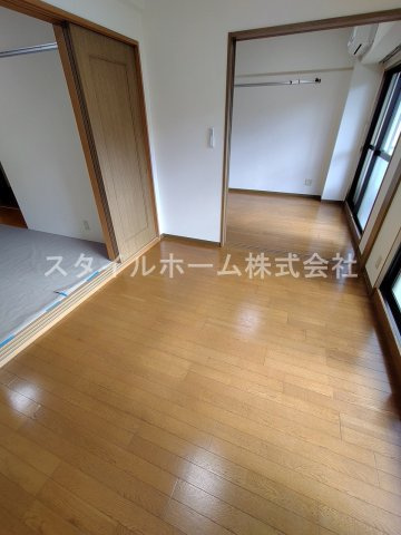 ラヴィエセレナードの洋室|別部屋写真です。