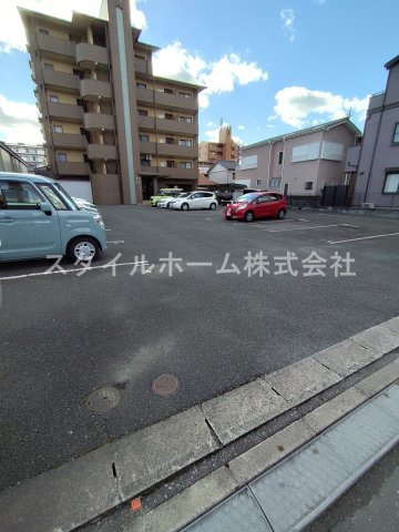 ラヴィエセレナードの駐車場