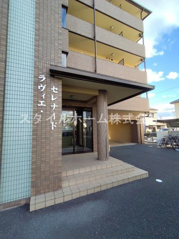 ラヴィエセレナードのエントランス