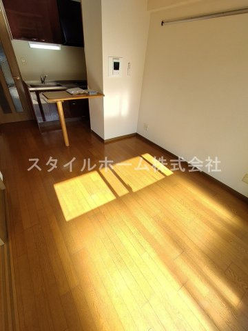 ラヴィエセレナードの居間・リビング|別部屋写真です。