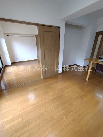 ラヴィエセレナードの居間・リビング|別部屋写真です。