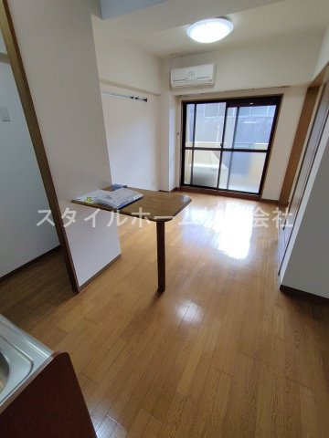 ラヴィエセレナードの居間・リビング|別部屋写真です。