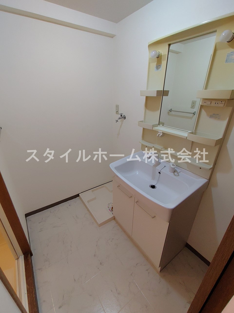 ラヴィエセレナードの洗面所|別部屋写真です。