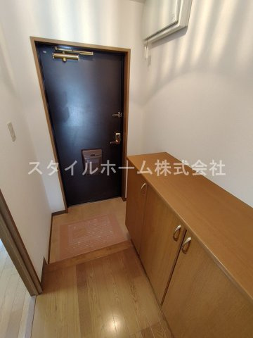 ラヴィエセレナードの玄関|別部屋写真です。