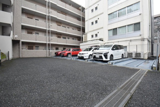 【駐車場】 | マンションの駐車場スペース。空きの有無や駐車料金、サイズ規定などについては、改めてお問い合わせください。～即日のご見学可能～　お問合せはお気軽にどうぞ。