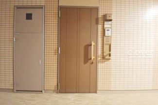 【その他共用部分】 | 皆様をお迎えする、お部屋の玄関ドア。開けやすさや開放角度、ドアノブの操作しやすさや鍵の形状などを、現地で一度ご確認ください。～即日のご見学可能～　お問合せはお気軽にどうぞ。