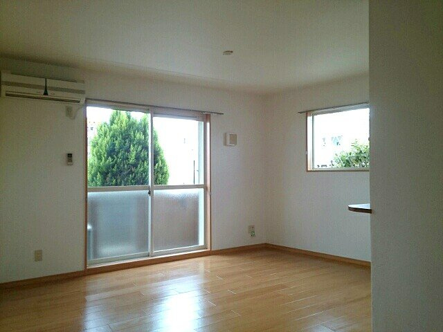 グラン　ソレイユ　（高安北）の居間・リビング