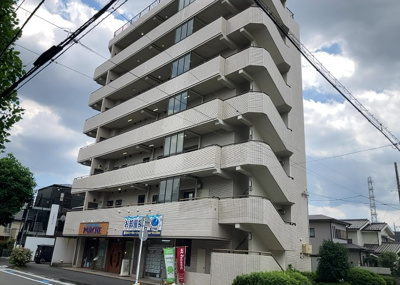 【外観】 | ダイトープラザ１ｓｔ | 家を建てる場合、方位は要チェックです。現実的に日当たりのよい家ならばリビングは南側、建築基準法でも北側に当たる家への配慮は求められています。土地を見学に行く際は、方位磁針を持って行くようにしましょう。