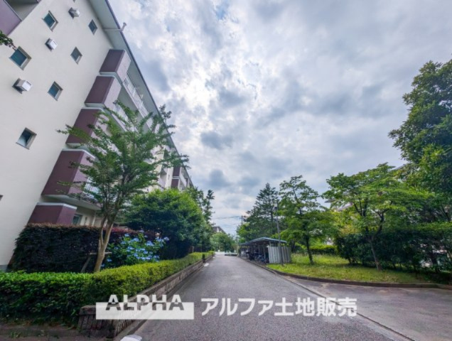 豊ヶ丘団地3-3-2号棟の外観|【Green orchestra】
◆四季の植栽◆広葉樹の四季の移ろいを、季節に表情を変えるグリーンとレッドのそれに呼応して変化する外観。それはまさに緑とシンパシーし鳴りやまないオーケストラの邸宅。