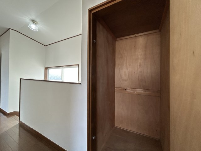 神谷3丁目住宅の収納|掃除用具や日用品のストックに便利な廊下の収納